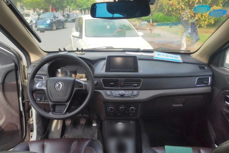 Used Dongfeng Fengon 330 2016 1.5L Manual Enjoyment Model DK15 Center Console