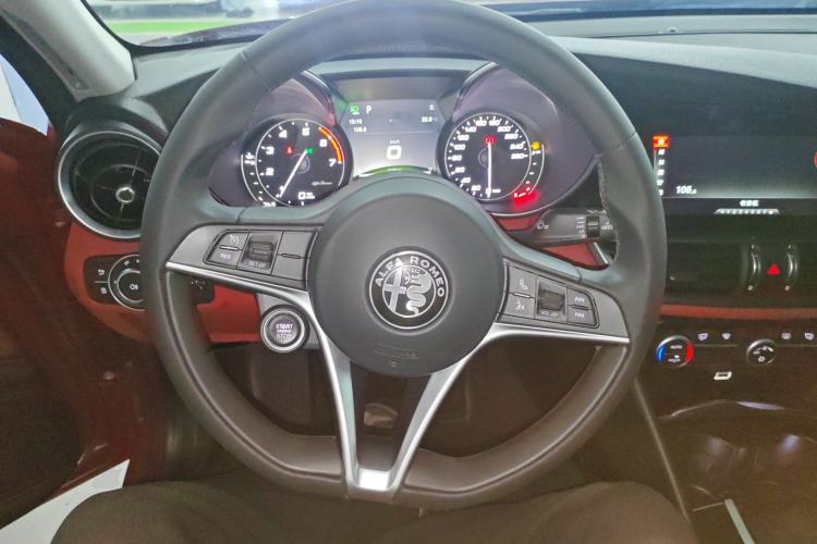 Used Alfa Romeo Giulia 2017 2.0T 200HP Luxury Edition Steering Wheel