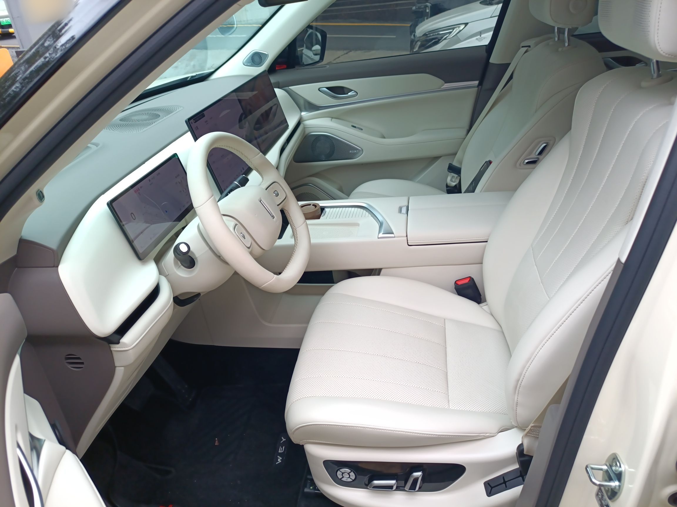 Переднее сиденье в автомобиле