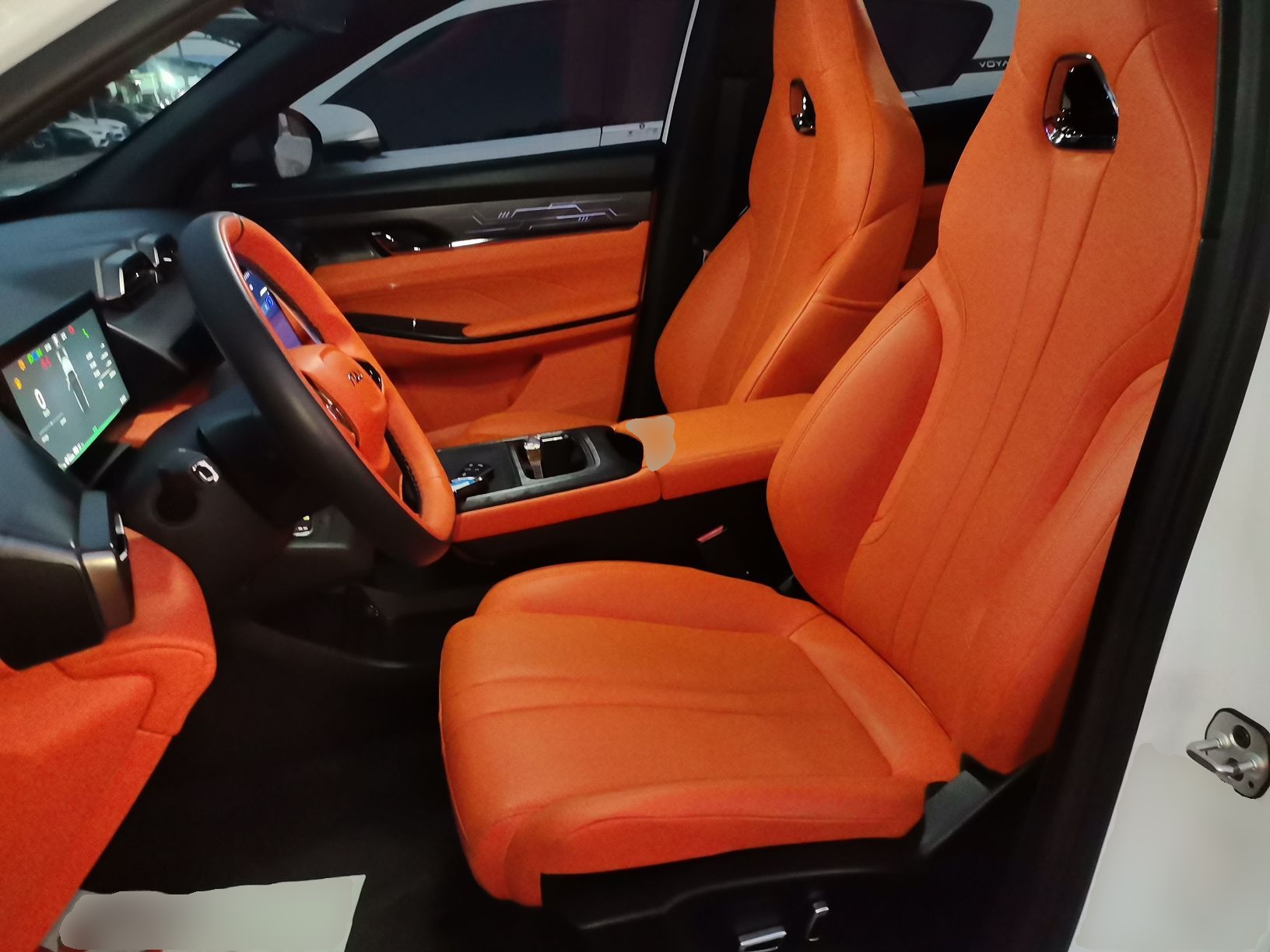 المقاعد الأمامية داخل السيارة