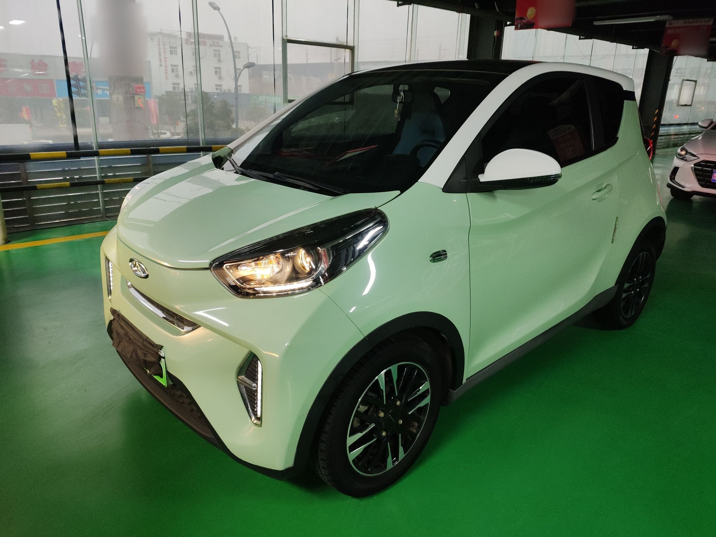 Под передней частью автомобиля