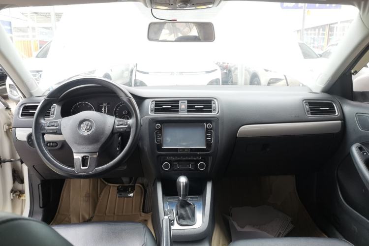 Used Volkswagen Sagitar 2014 Revised Version 1.4TSI Automatic Luxury Edition Center Console