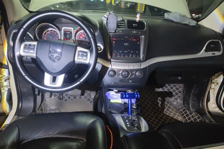 Used Dodge Journey 2013 2.4L Two-Wheel Drive Luxury Version Center Console