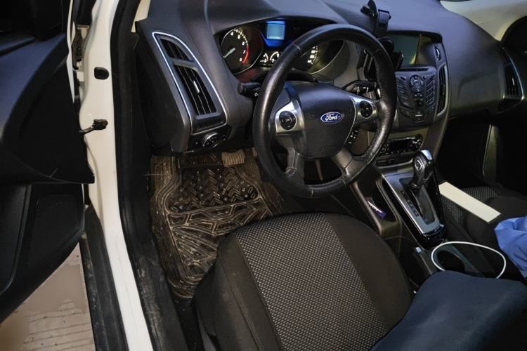 Used Ford Focus 2012 Hatchback 1.6L Automatic Fashion Edition Center Console