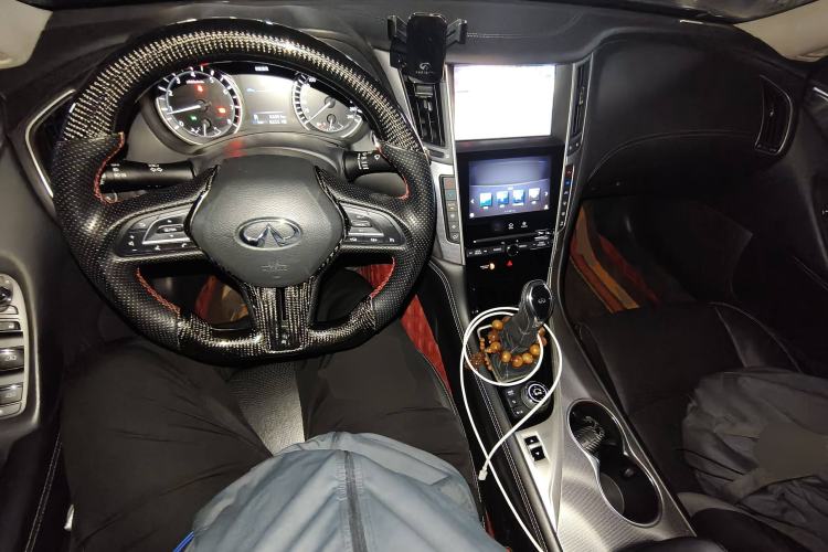 Used Infiniti Q50L 2018 2.0T Enjoyment Version China VI Standard Center Console