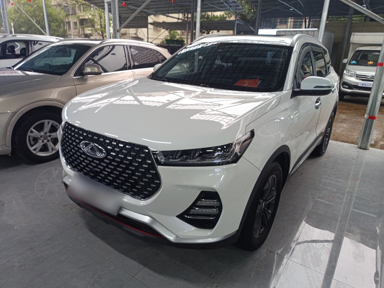 Под передней частью автомобиля