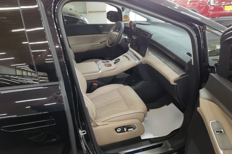 Used XPeng X9 2025 650 Long-Range Max Right Front Seat