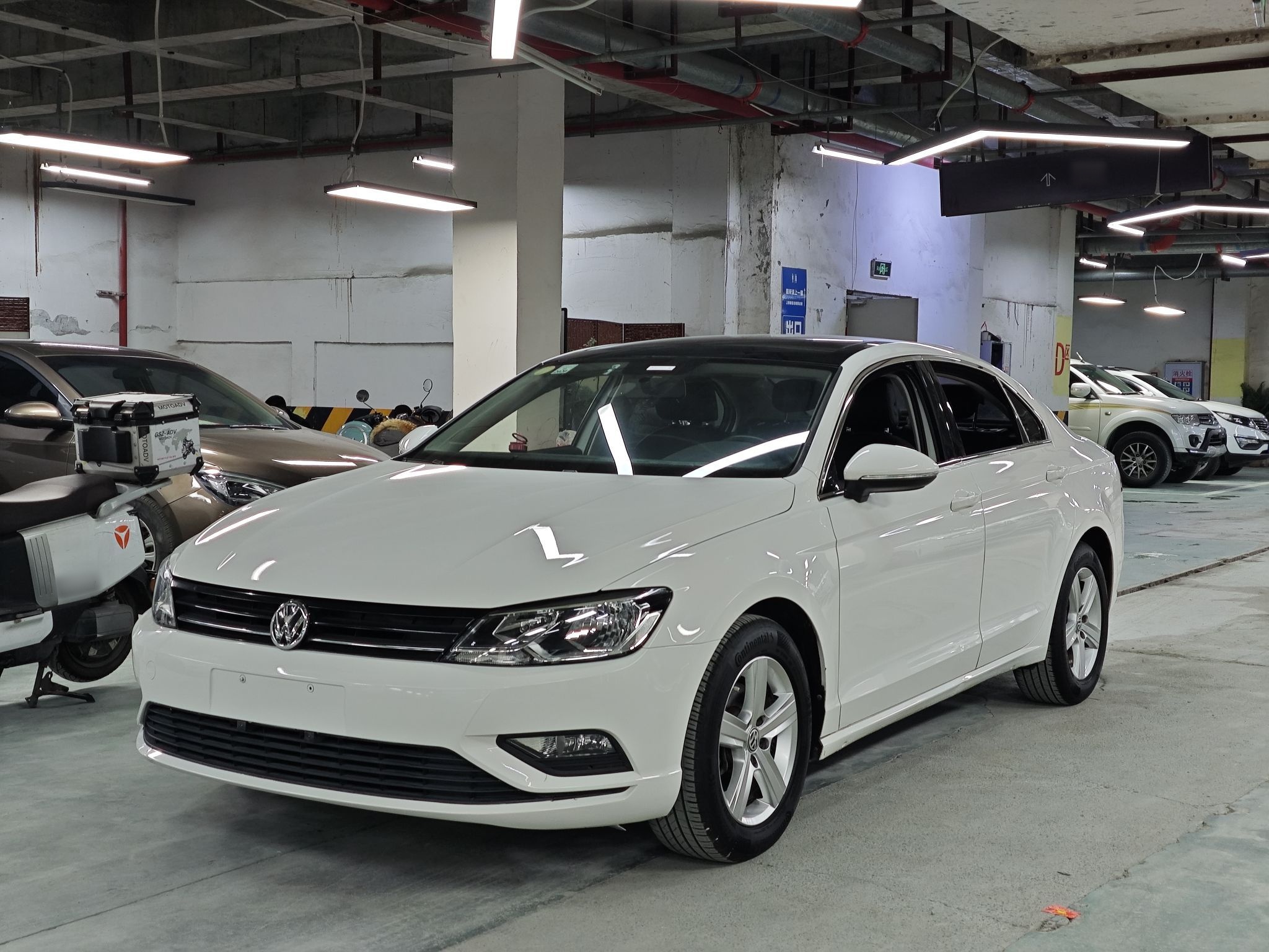 تحت مقدمة السيارة