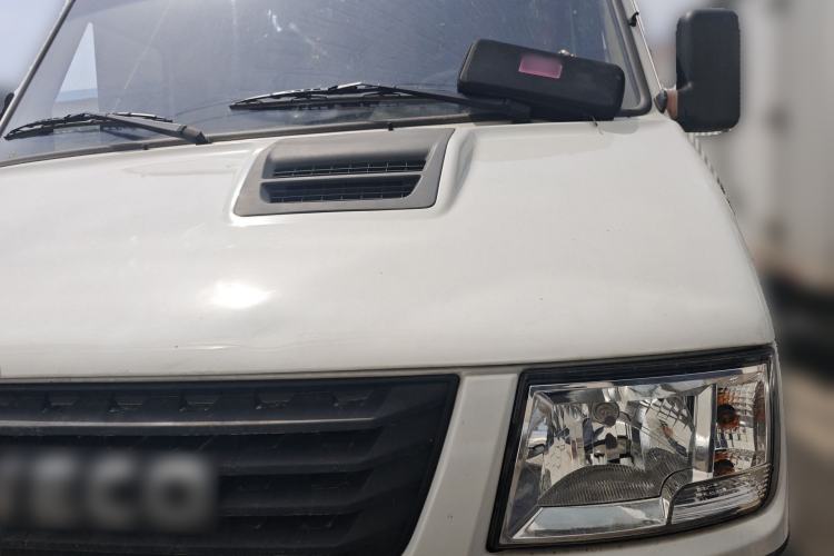 Used Iveco Daily 2022 2.5T A37 M1 Passenger Van 5-9 Seats Long Wheelbase Mid-Roof Design Dual Tires Side Sliding Doors
