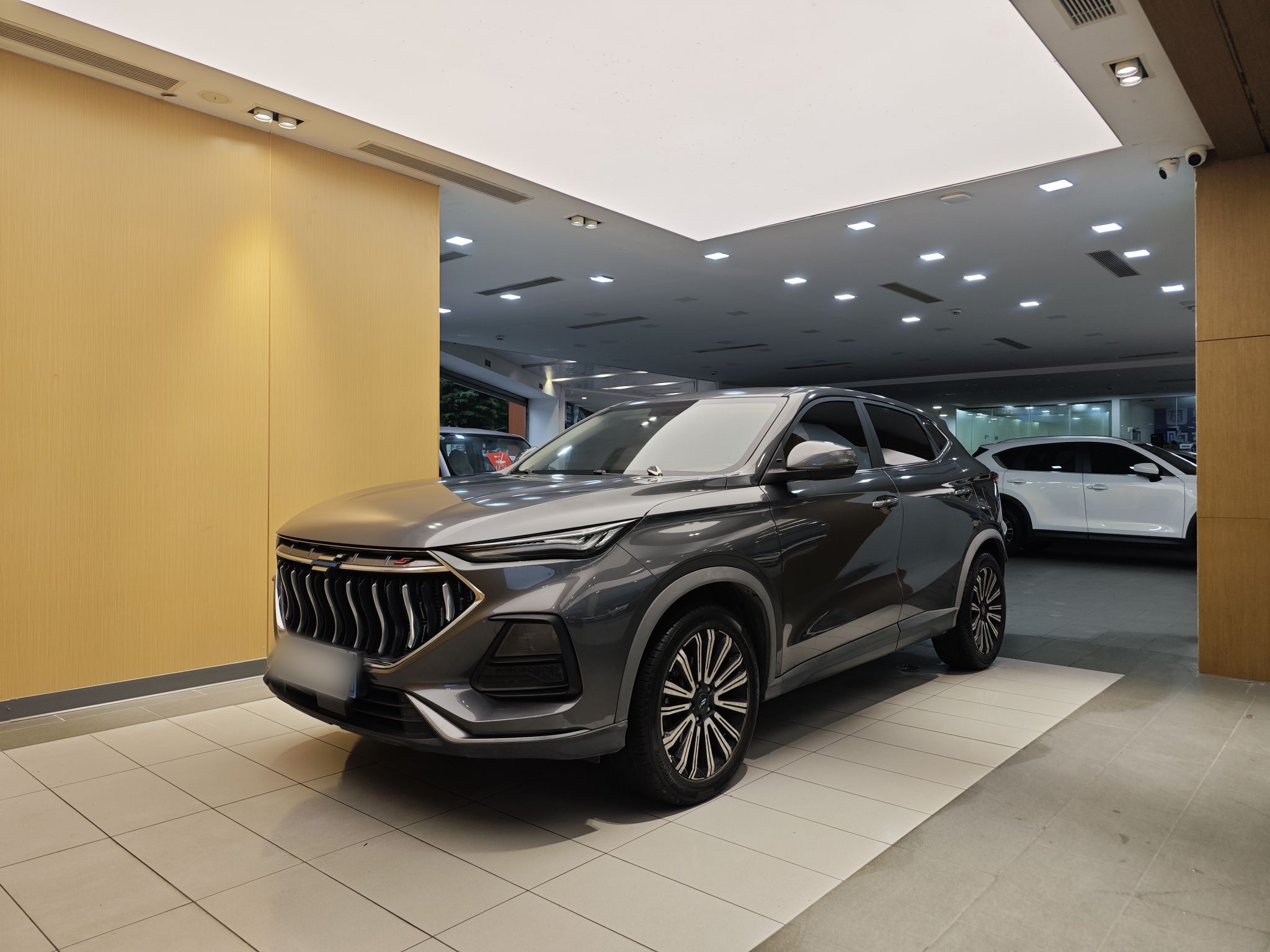 Под передней частью автомобиля