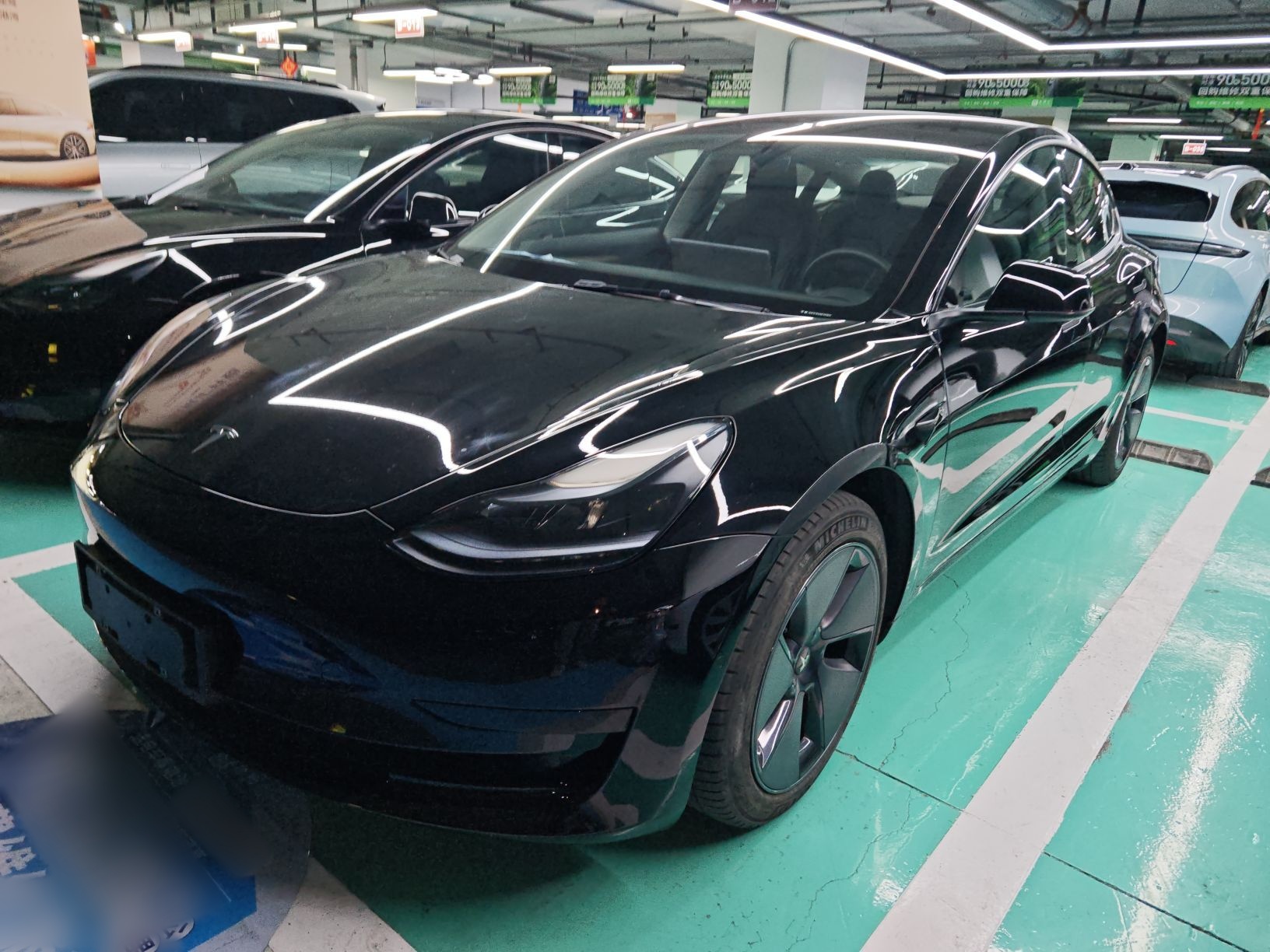 Под передней частью автомобиля