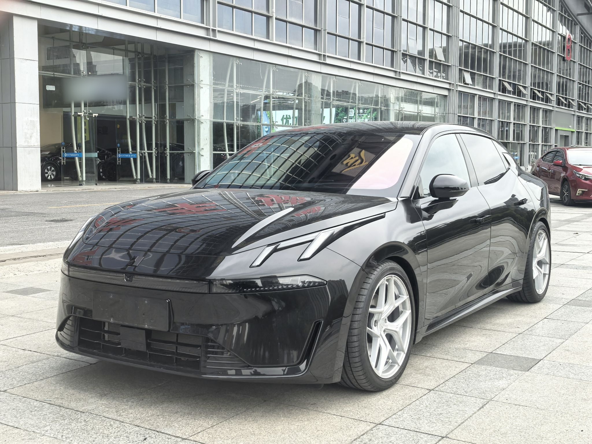 Под передней частью автомобиля