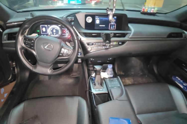 Used Lexus ES 2020 300h Premier Edition Center Console