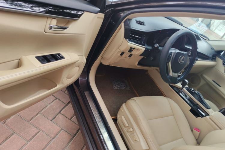 Used Lexus ES 2013 300h Elite Edition
