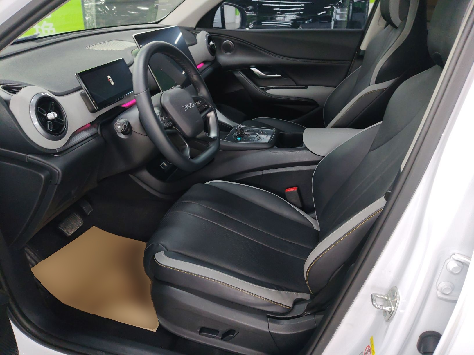 Переднее сиденье в автомобиле