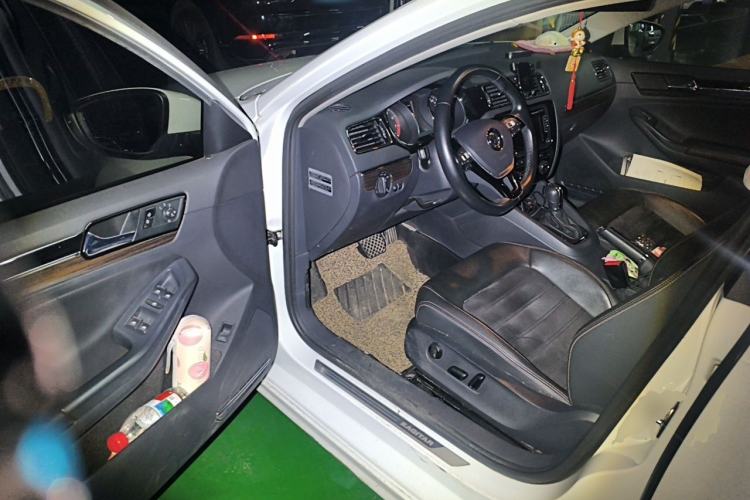 Used Volkswagen Sagitar 2015 230TSI Automatic Luxury Model Driver Seat