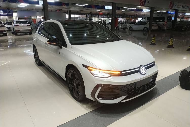 Used Volkswagen Golf 2025 300TSI R-Line Front Right 45 Deg