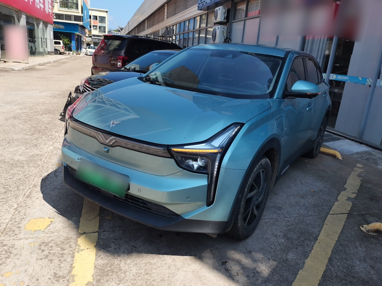 Под передней частью автомобиля