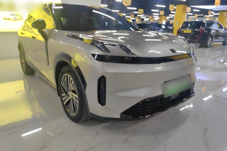 Used Lynk & Co 08 EM-P 2023 120km Long-Range Halo Exterior 1