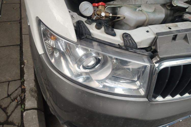 Used Jinbei New Hiace X30L CNG 2023 100L CNG Wealth Edition Bus 6/7-Seater Central Air-Conditioned Model SWCC15M Right Front Headlight