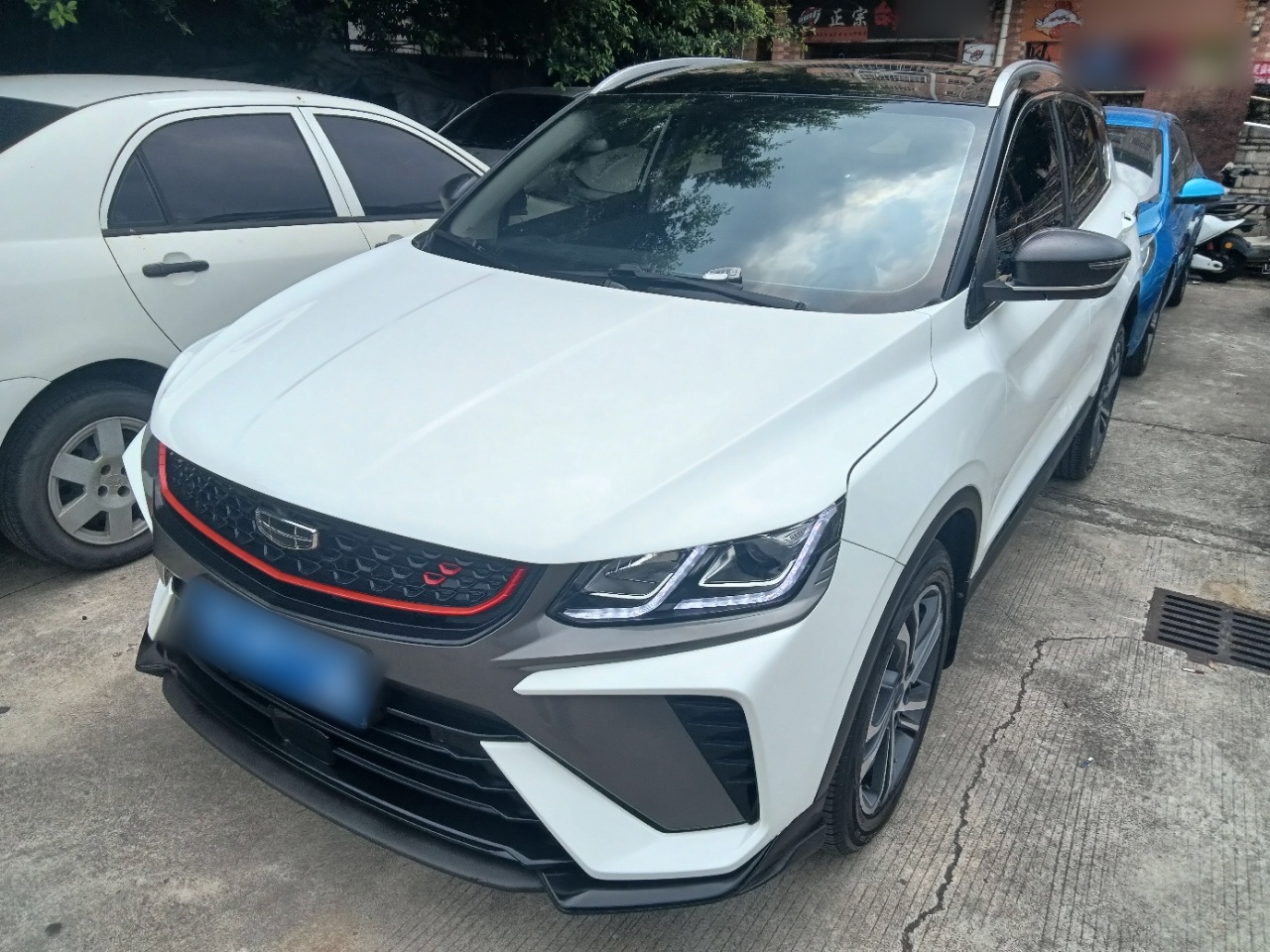 تحت مقدمة السيارة