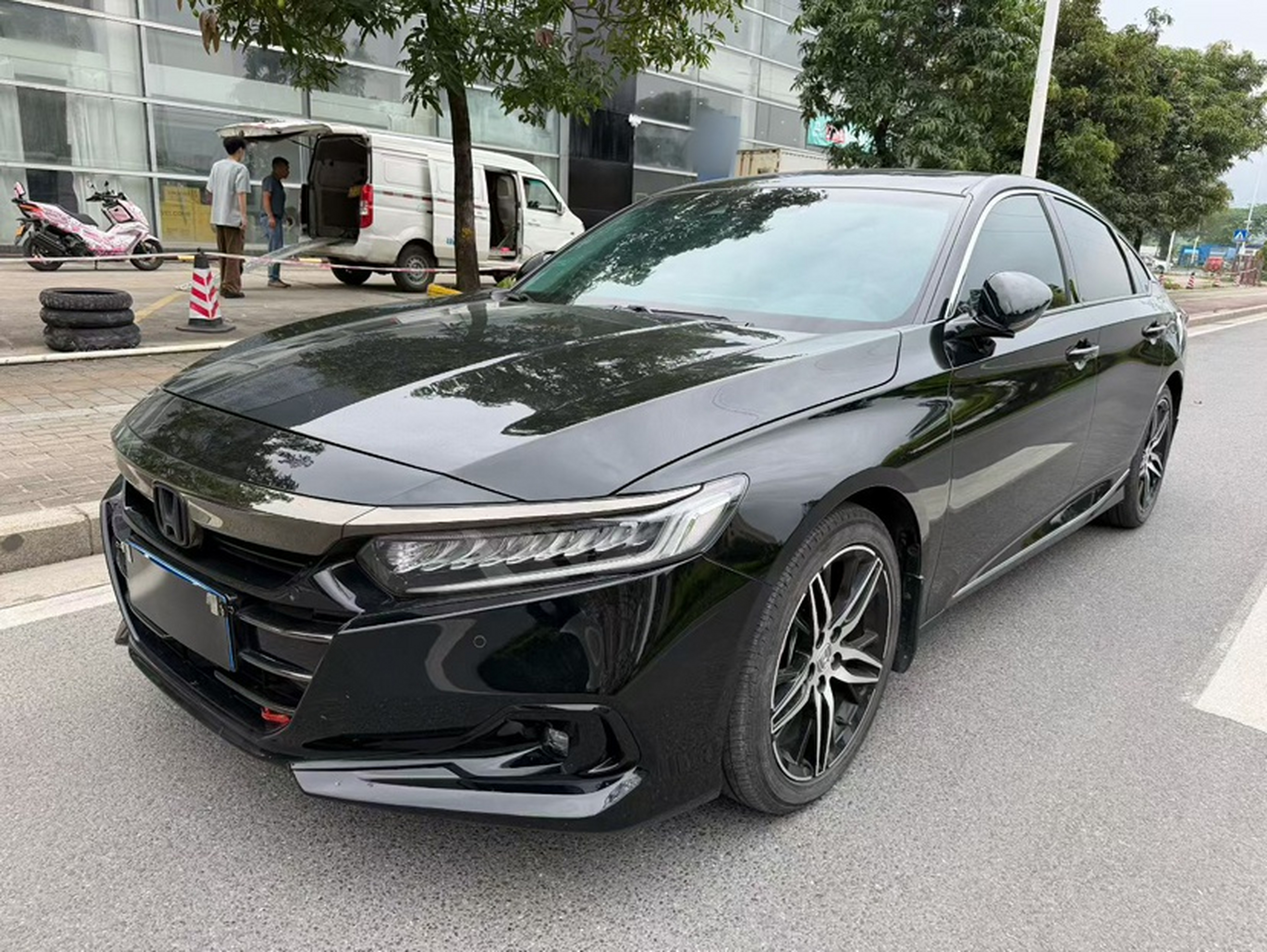 Под передней частью автомобиля