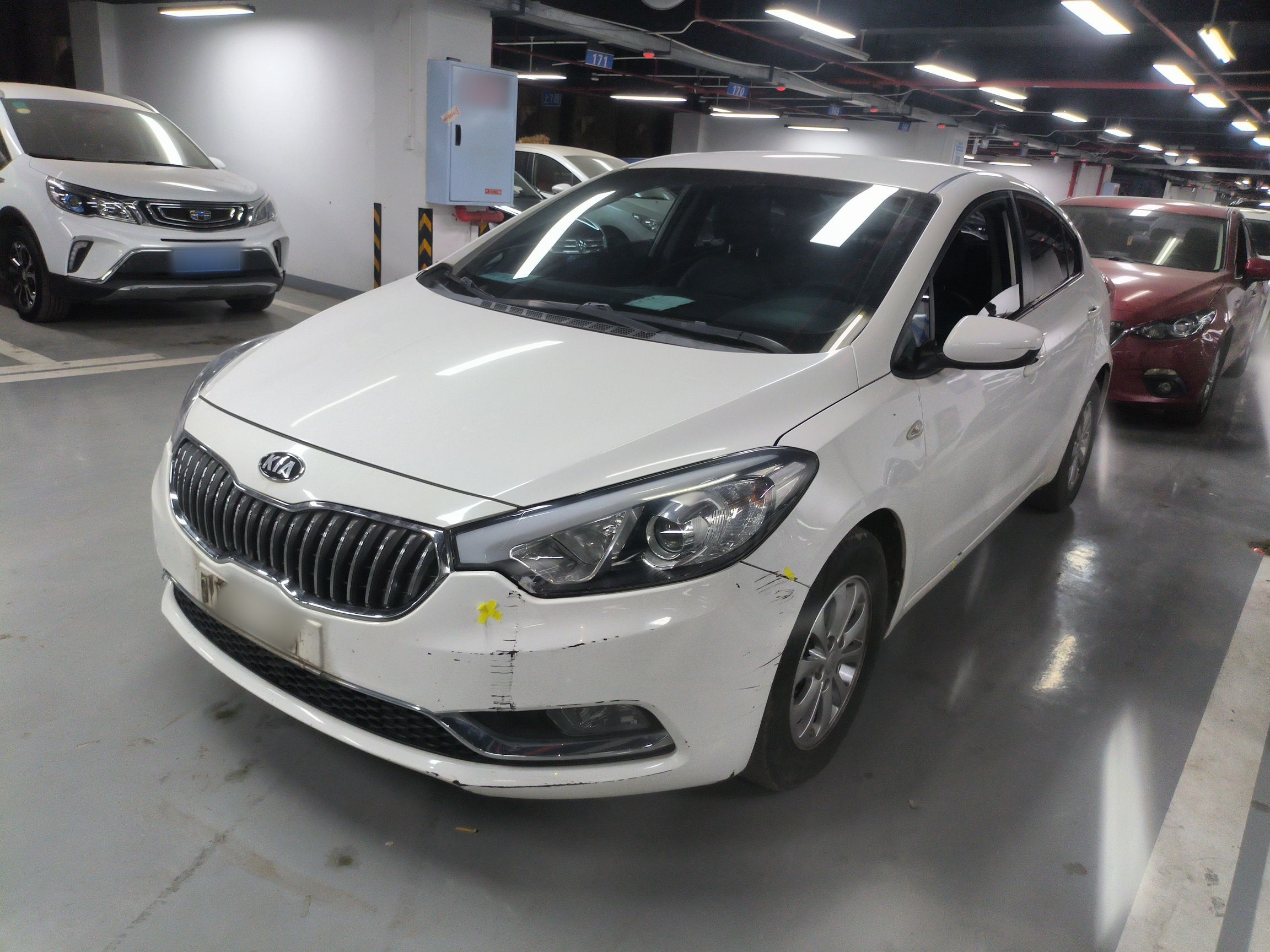 تحت مقدمة السيارة