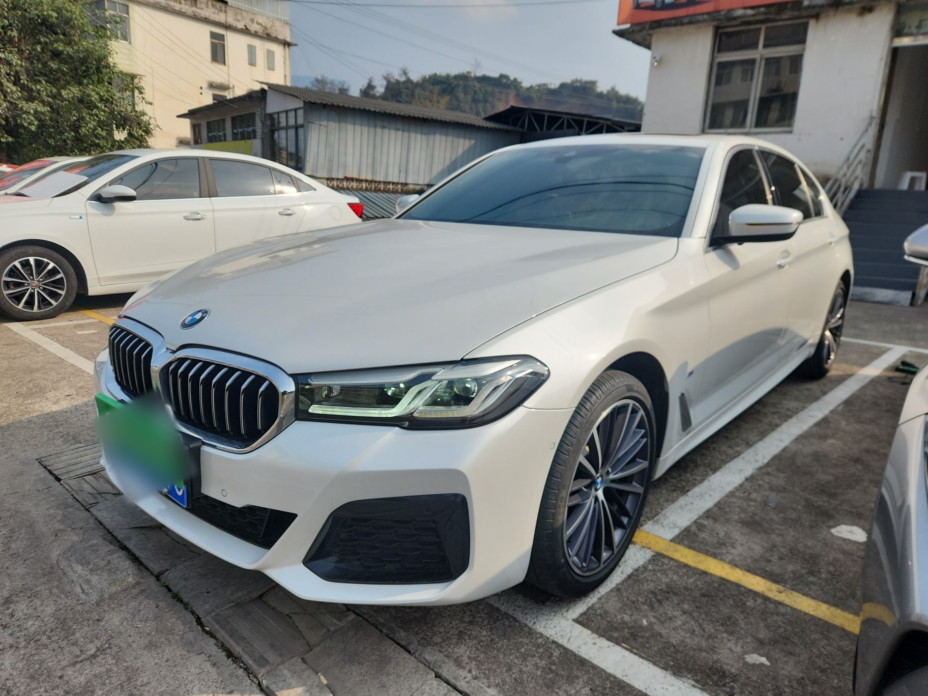 Под передней частью автомобиля