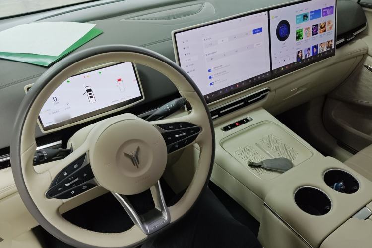 Used VOYAH Dream 2025 PHEV Four-Wheel Drive Excellence Kunpeng Edition Center Console