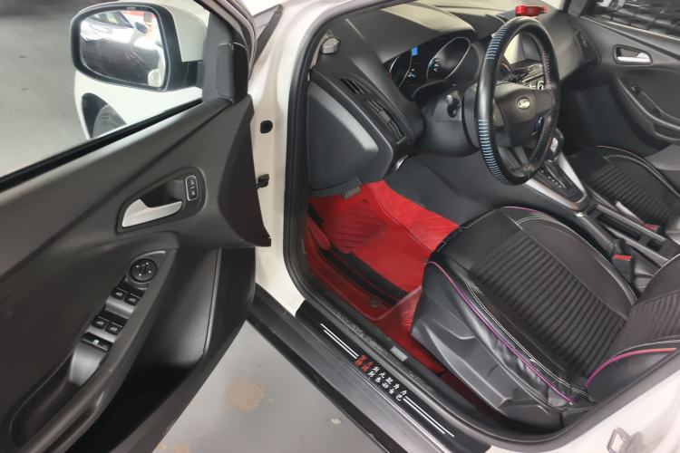 Used Ford Focus 2018 Hatchback Classic 1.6L Automatic Comfort Plus SmartDrive Edition Driver Seat