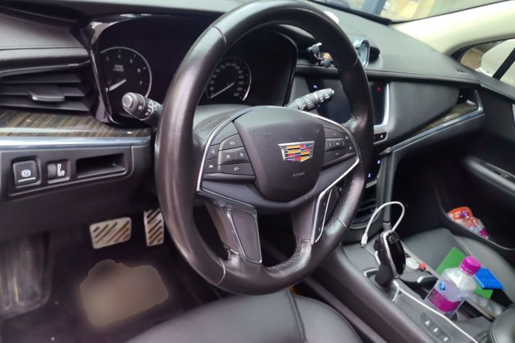 Used Cadillac XT5 2018 28T Four-Wheel Drive Luxury Model Center Console