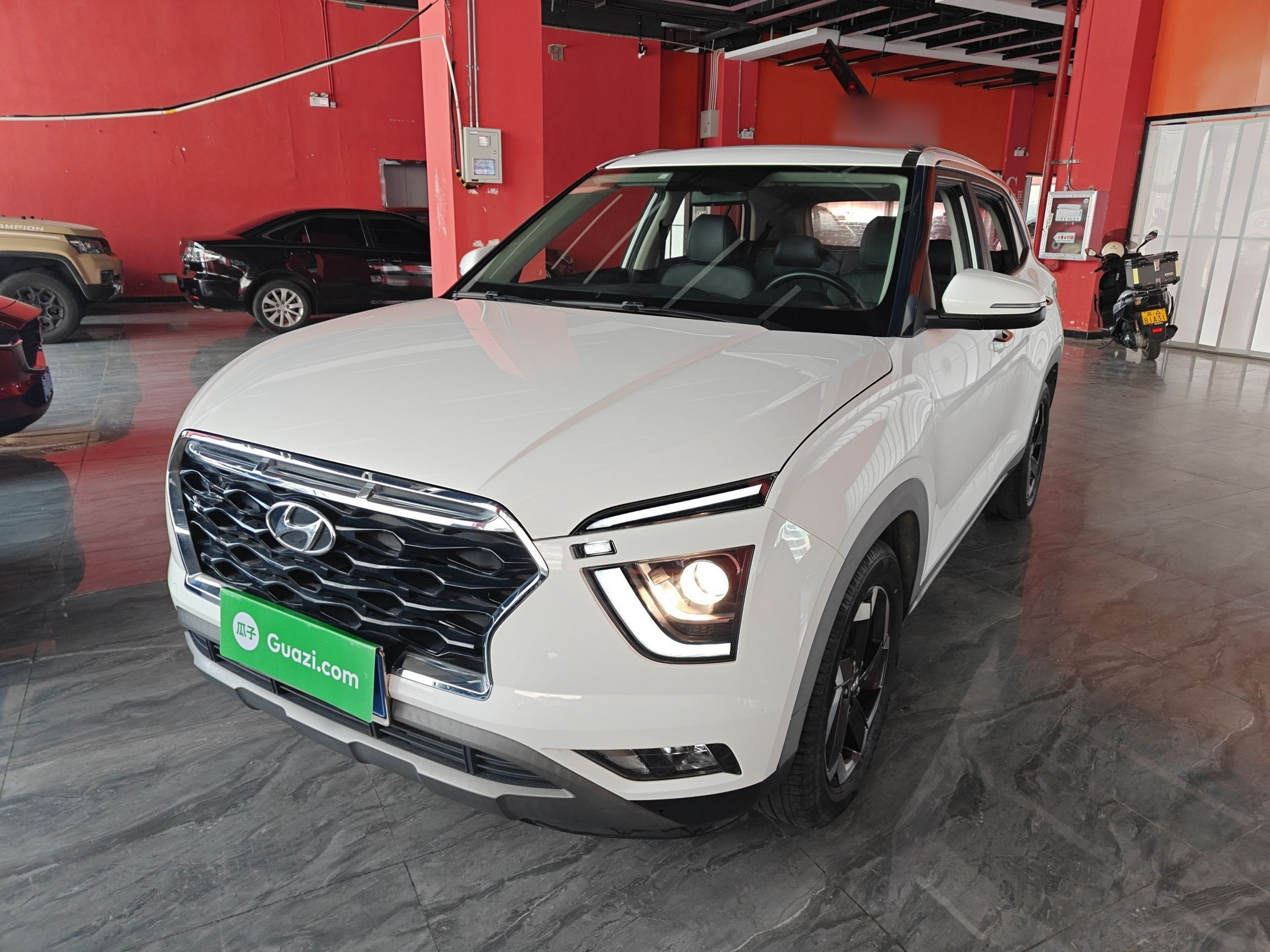 تحت مقدمة السيارة