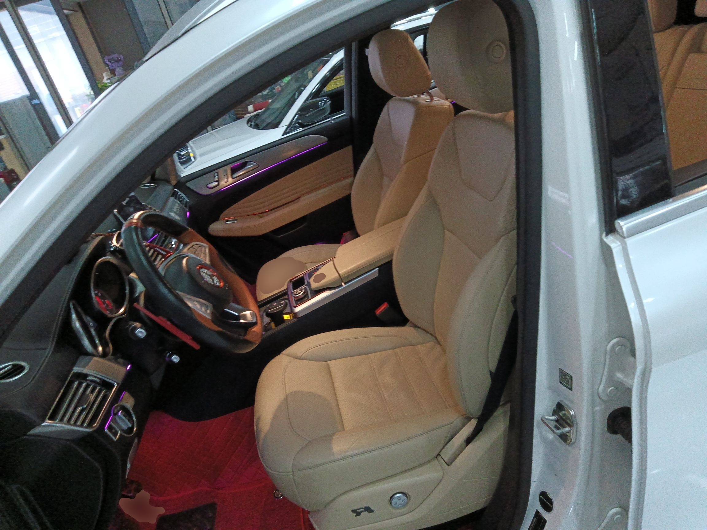 المقاعد الأمامية داخل السيارة