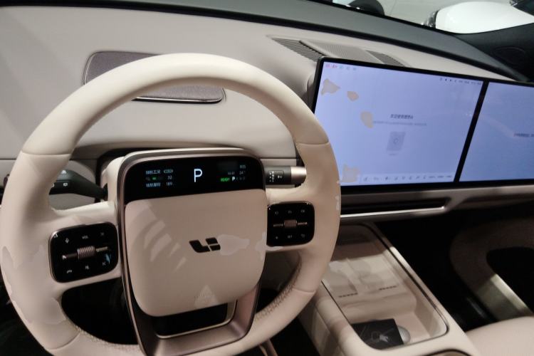 Used Li Auto i6 2025 Model Two-Wheel-Drive Standard Type Center Console