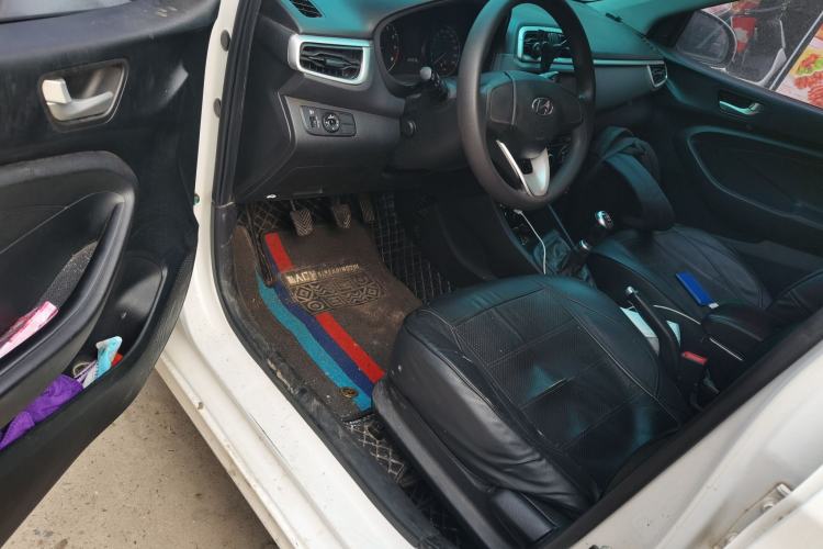 Used Hyundai Verna (older generation) 2017 1.4L Manual Colorful Skyroof Version China V Standard Driver Seat