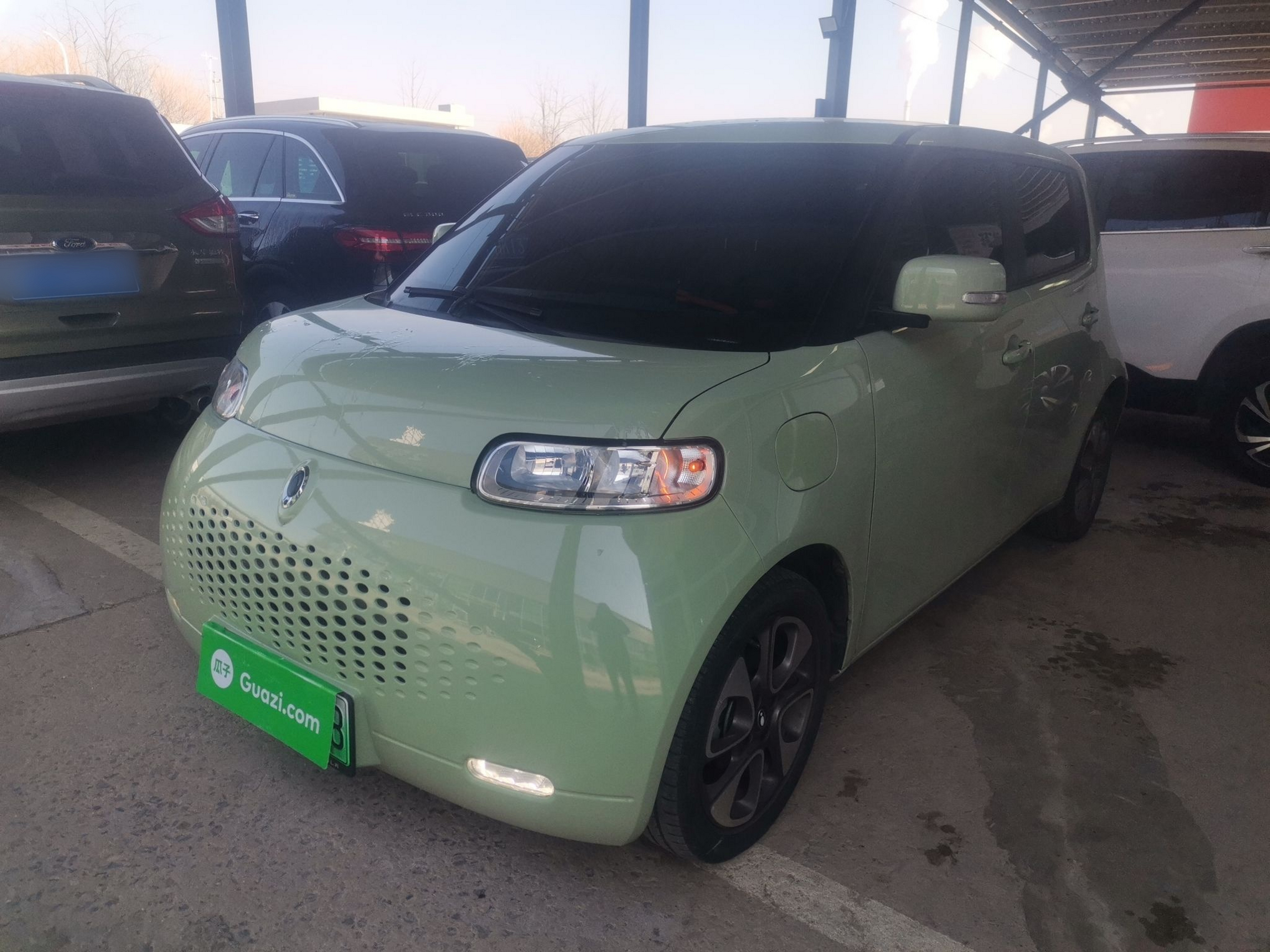 تحت مقدمة السيارة