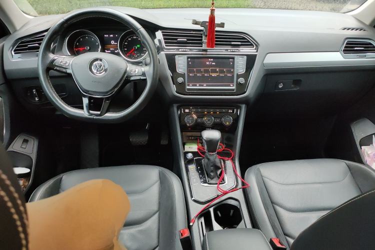 Used Volkswagen Tiguan L 2017 380TSI Automatic All-Wheel-Drive Luxury Edition Center Console