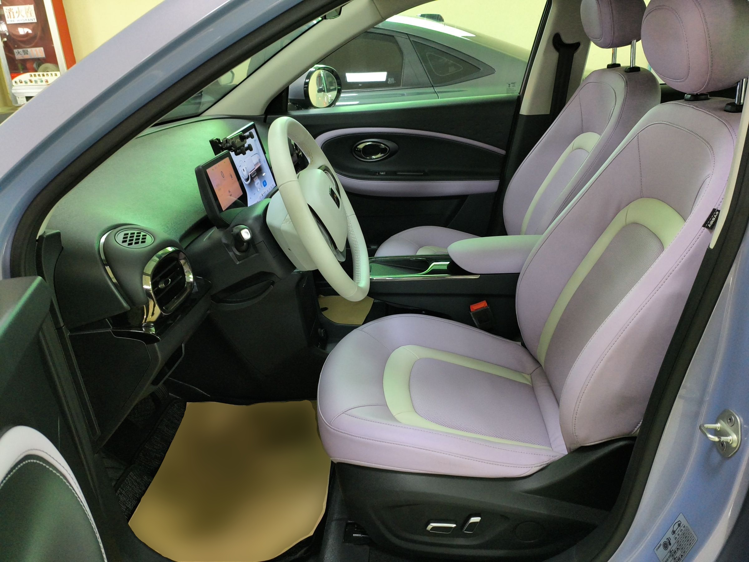 المقاعد الأمامية داخل السيارة