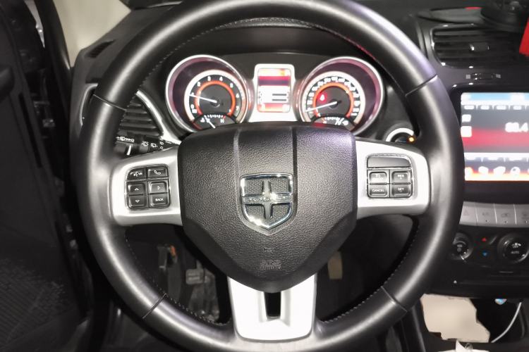 Used Dodge Journey 2013 2.4L Two-Wheel Drive Luxury Version Steering Wheel