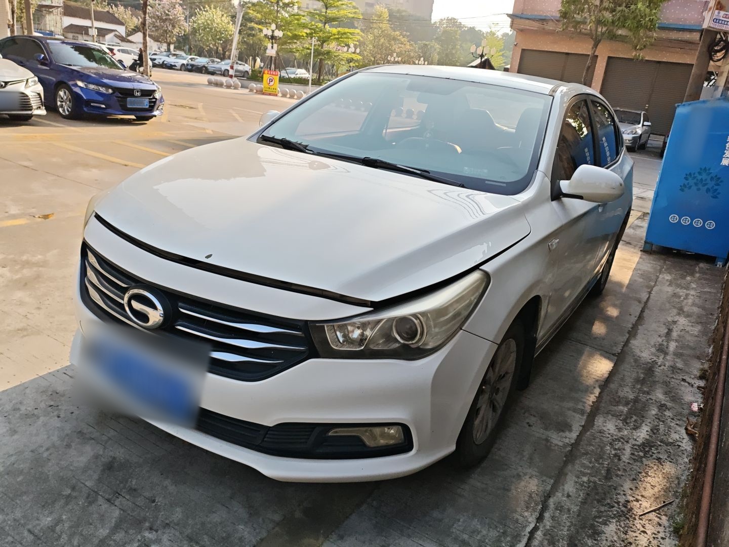 Под передней частью автомобиля