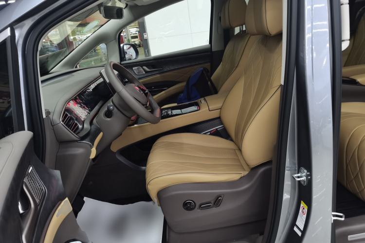 Used Denza D9 2022 DM-i 1040 Prestige Model