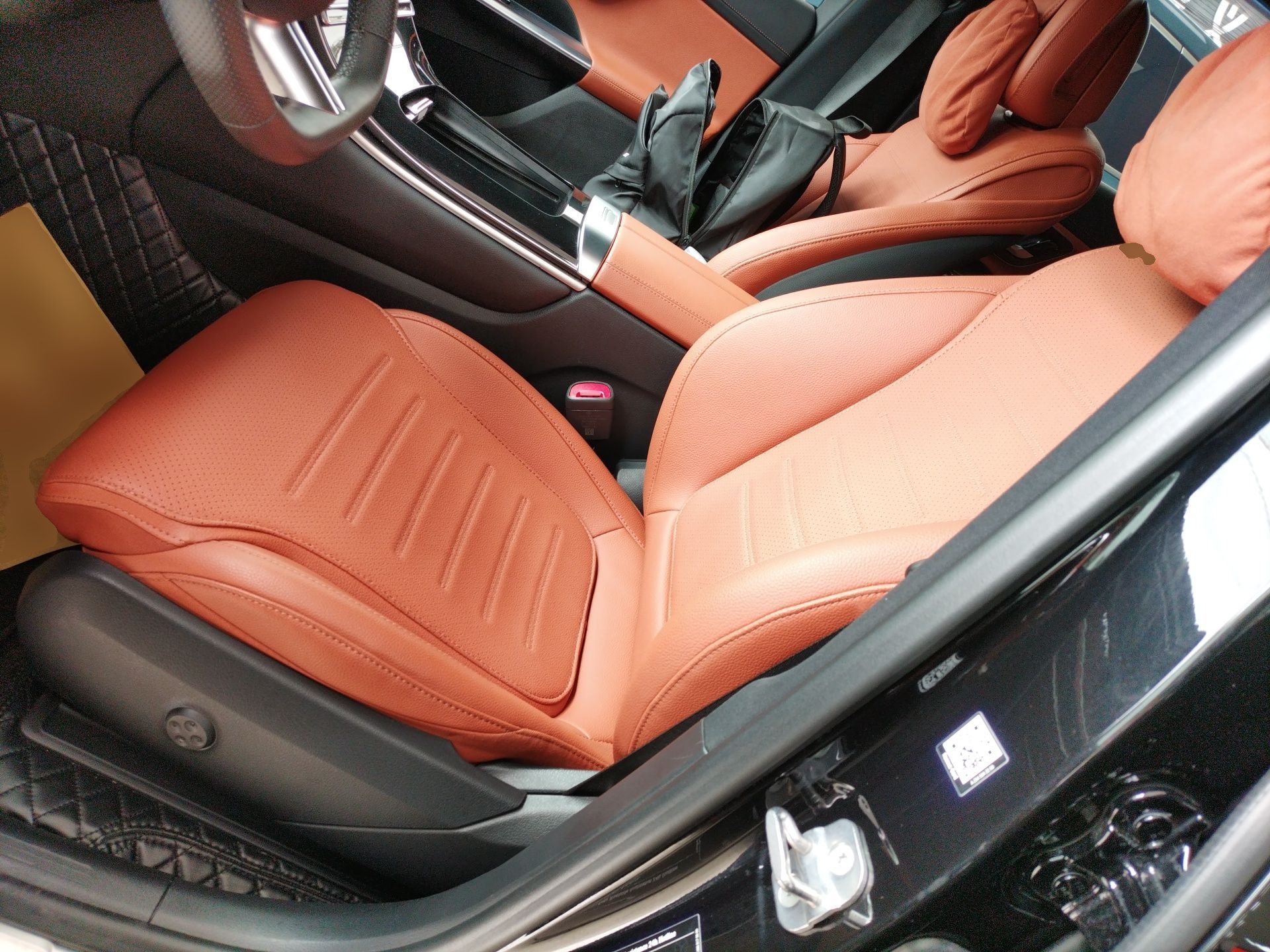 المقاعد الأمامية داخل السيارة