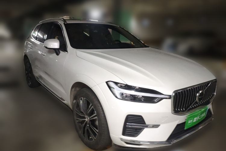 Used Volvo XC60 2022 B5 4x4 Smart Luxury Edition Front Right 45 Deg