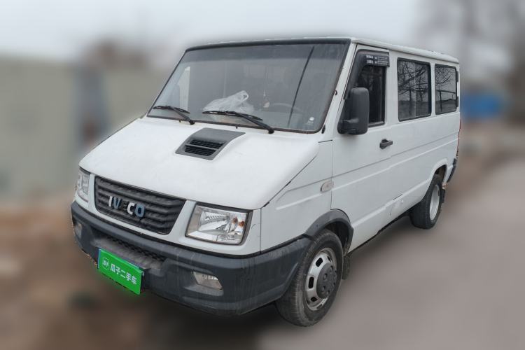 Used Iveco Daily 2021 2.5T A35 M1 Passenger Van 5-9 Seater Short Wheelbase Low Roof Dual Tires Manual Doors