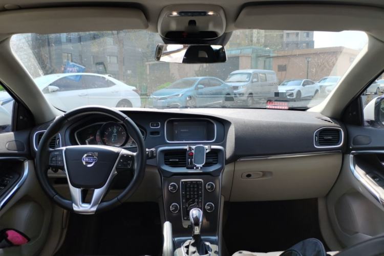 Used Volvo V40 2013 2.0T Zhiya Edition Center Console