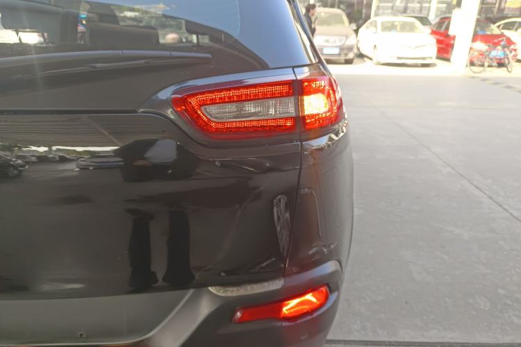 Used Jeep Cherokee 2017 2.0L Superior Edition