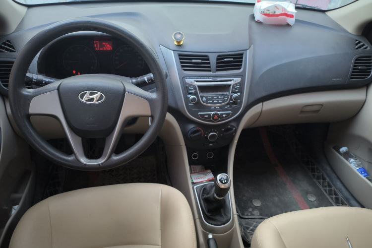 Used Hyundai Verna (older generation) 2016 1.4L Manual Smart GLS Trim Center Console