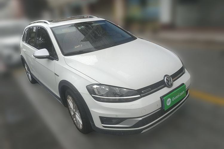 Used Volkswagen Golf 2019 1.8TSI Travel Edition Front Right 45 Deg