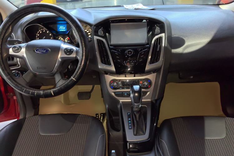 Used Ford Focus 2012 Hatchback 1.6L Automatic Fashion Edition Center Console
