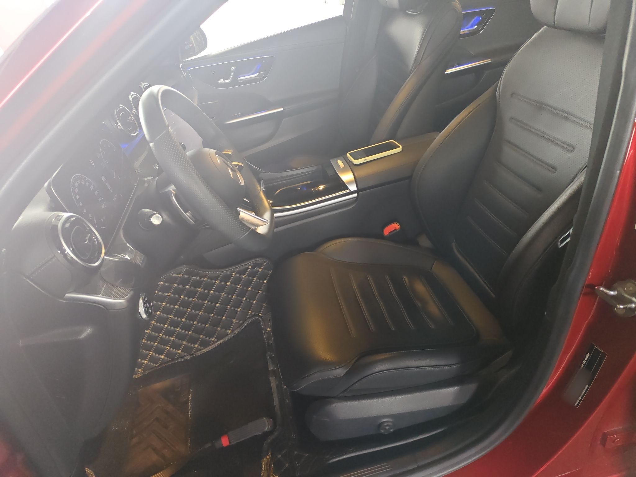 المقاعد الأمامية داخل السيارة